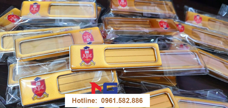 Thẻ đeo tên cài áo