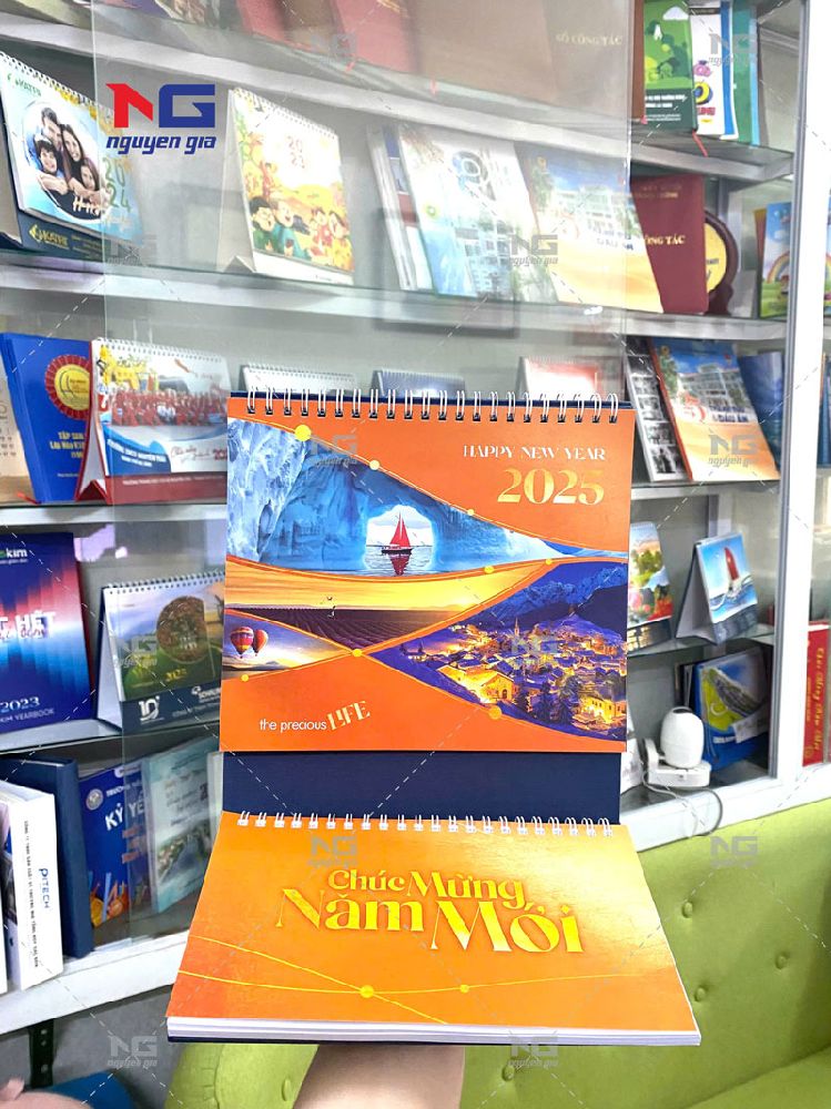 mẫu lịch để bàn chữ M