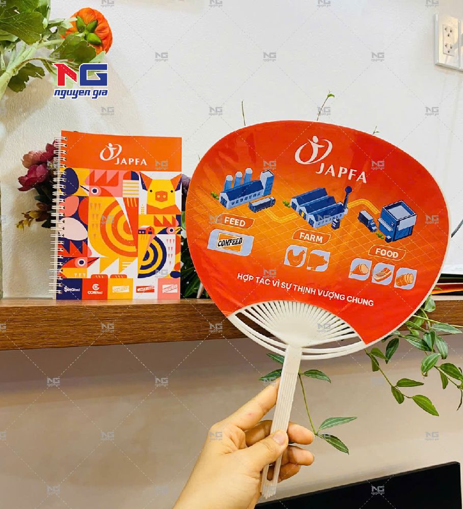 mẫu quat nhựa quảng cáo