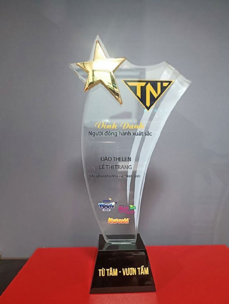 mẫu cúp vinh daanh nhân viên xuất sắc